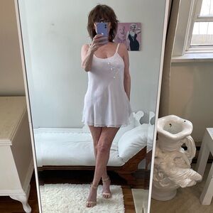 LA VIE EN ROSE WHITE VINTAGE SHEER NEGLIGEE ADJUSTABLE STRAPS EMBROIDERY FLOWERS